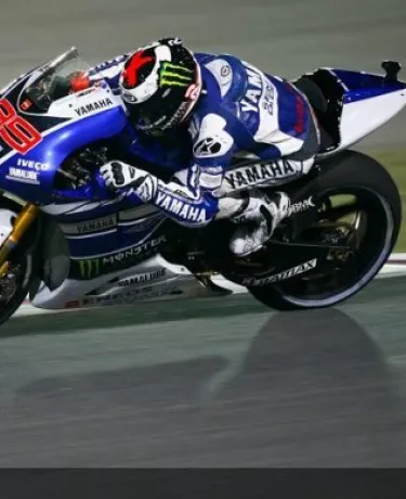Lorenzo vence no Qatar à frente de Rossi e Márquez