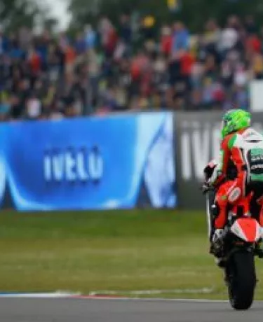 Moto2™: Anthony West vence com pista molhada