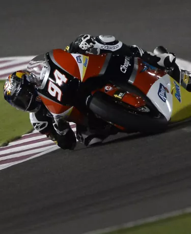Moto2™: Jonas Folger leva a melhor em corrida com muitas quedas no Qatar