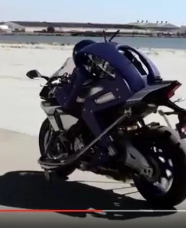 Motobot, a moto robô da Yamaha