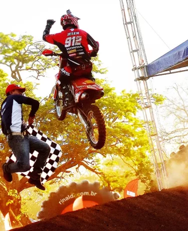 Adrenalina, voos e títulos no Brasileiro de Motocross Pró