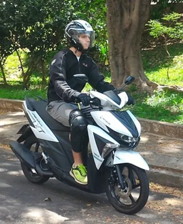 Andar de moto no verão pede uso de roupas ventiladas