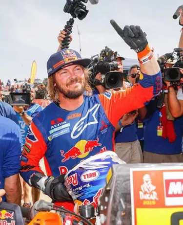Herói: piloto ‘desistiu do título’ para socorrer adversário no Dakar