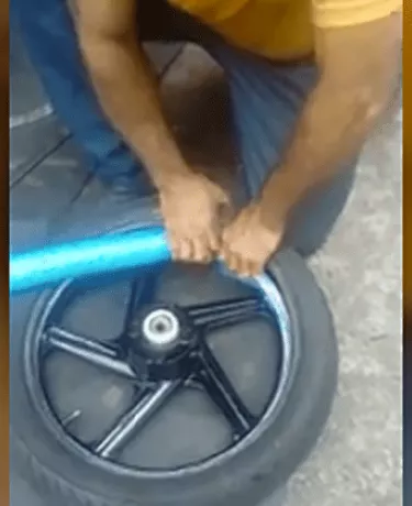 Macarrão de piscina em pneu de moto. Perigo ou vantagem?