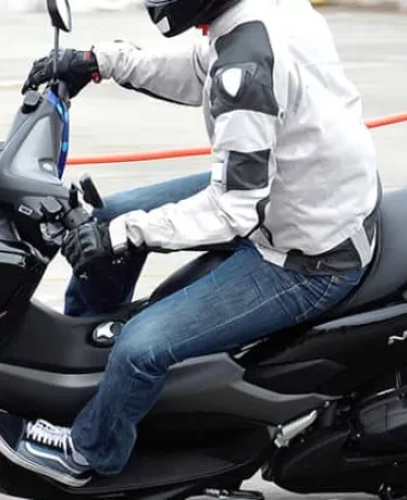 Fazer curva de scooter ou moto: medo de inclinar? [video]
