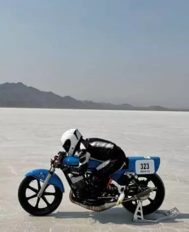 Yamaha RD 400 atinge novo top speed em corrida no deserto
