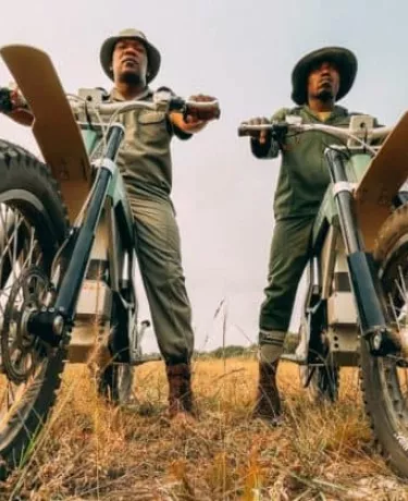 Moto elétrica combate o crime nas savanas africanas