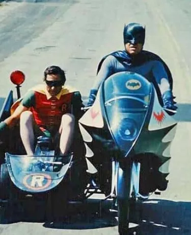 À venda: moto do Batman e kart do Robin (autografados!)