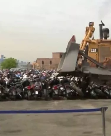 Vídeo: 900 motos destruídas ‘ao vivo’ por trator de esteira