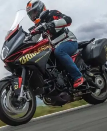 Viagem de moto: homem cruza 13 países em menos de 1 dia