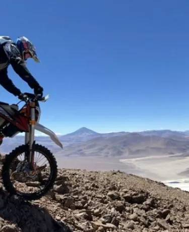 De moto! Motociclista sobe o vulcão mais alto da América Latina