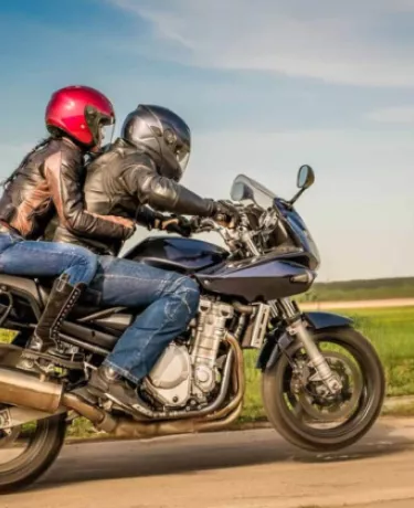 Viajar de moto como garupa: 8 dicas essenciais