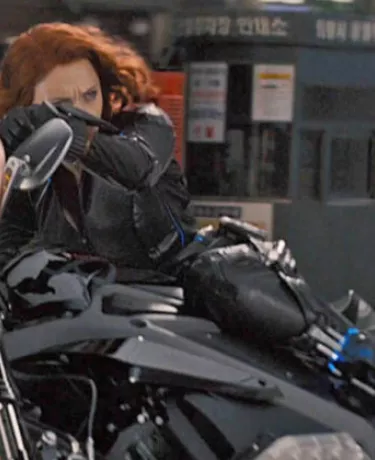 Scarlett Johansson e motos; conheça a máquina da Viúva Negra!
