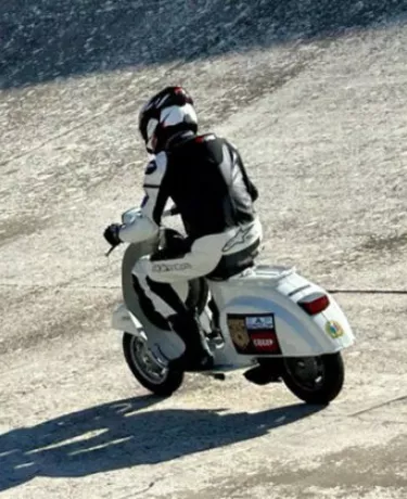 Recorde inusitado: Scooter de quase 50 anos roda 24h sem parar