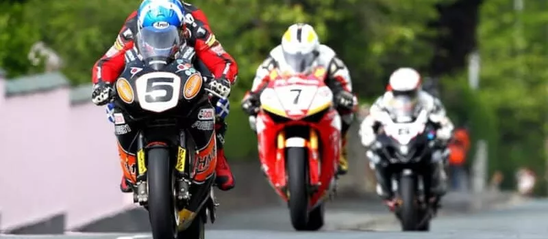 As 3 voltas mais insanas já feitas na corrida de motos Ilha de Man