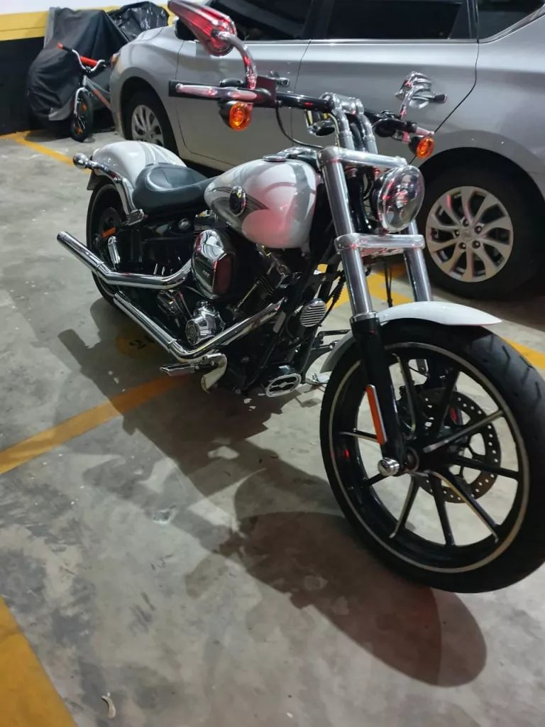 Imagens anúncio Harley-Davidson Soft Tail Breakout