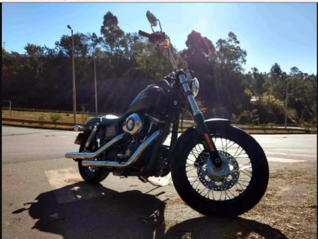 Imagens anúncio Harley-Davidson Dyna Street Bob